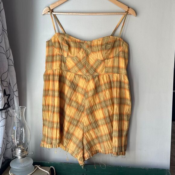 Urban outfitters Lorelei crinkle plaid romper size large yellow orange shorts su - Picture 1 of 8